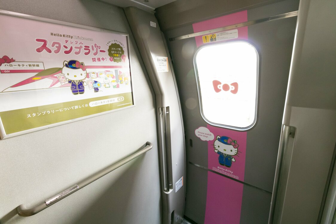 車両通路にもたくさんのキティちゃんやリボンがあしらわれている