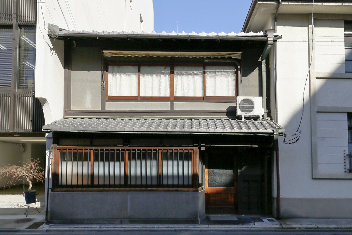 昭和初期型の町家は、「腰壁」をつくり金属パイプの連子を取り付ける