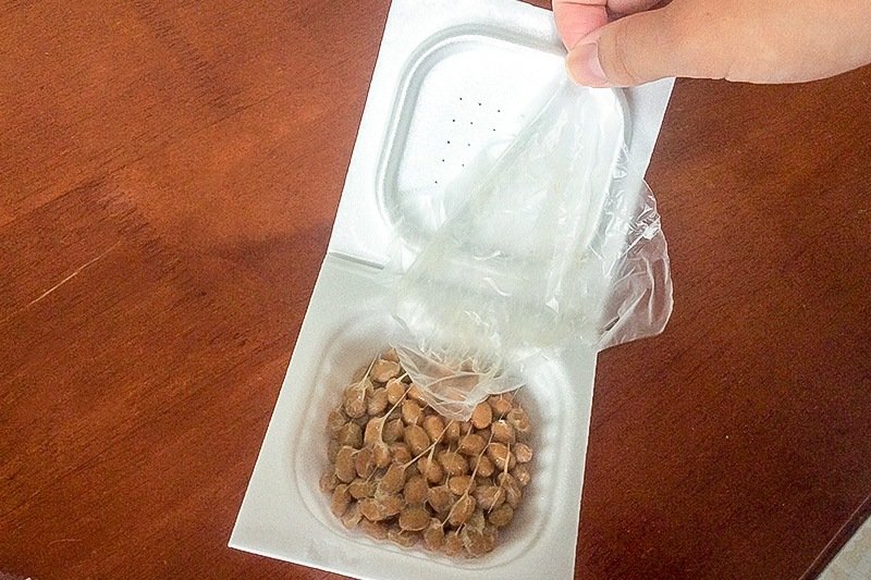 纳豆上面有一层保鲜膜，撕开时小心弄脏手指
