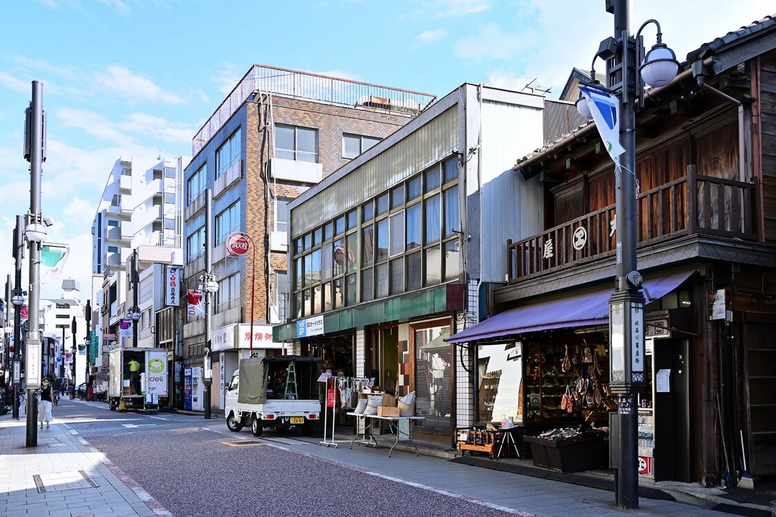 江戸時代のまま、道幅は5間で続いている。右の店舗は1865（慶応元）年創業という履物店「丸屋」。ご主人によると、西から歩いてきた旅人は、品川宿でわらじから、草履や雪駄に履き替えて江戸に入ったという