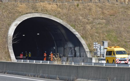 事故が起きた新名神高速道路の野登トンネル=3月20日、三重県亀山市
