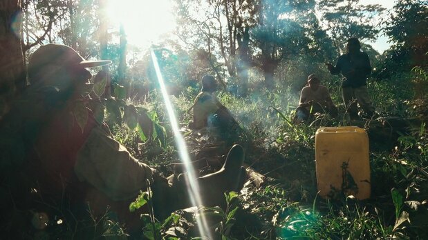 Les hommes apprécient un moment de répit et plaisantent tout en buvant de la chicha. (© Akimi Ota)