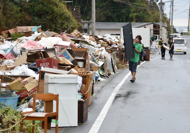 Residents gather debris and other rubbish for collection in Kyonan, Chiba Prefecture, on September 16, 2019. (© Jiji)