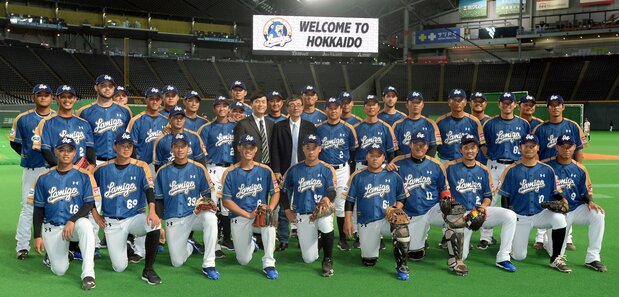 2018年2月28日和3月1日,在札幌巨蛋初次舉辦與北海道日本火腿鬥士隊的交流賽(筆者提供)