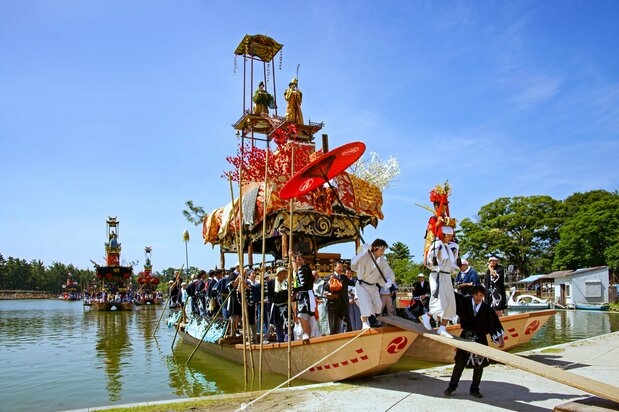 On the second morning of the festival, the young boys arrive by boat. (© Haga Library)