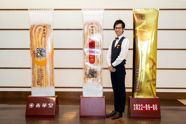 Takyô Yûya, le concierge de la biscuiterie. Les statues d’unagi pie sont populaires pour les photos souvenirs.