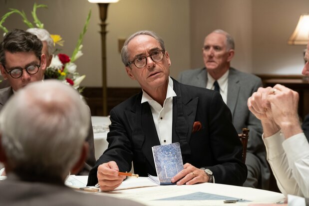 ルイス・ストローズ役ロバート・ダウニー・Jr.。アカデミー賞助演男優賞を受賞した © Universal Pictures. All Rights Reserved.
