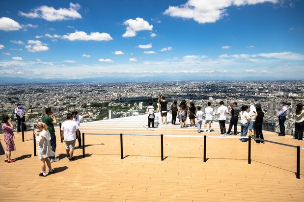 Un spot payant au Sky Edge propose de prendre des photos avec le parc de Yoyogi et les buildings de Shinjuku en arrière-plan.