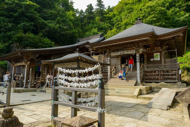 奥之院的建筑物于1872年重建。左后方的大佛殿中有高5米的金色阿弥陀如来像 图片提供:山形县观光物产协会