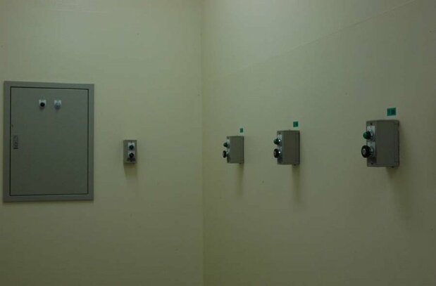 刑務官3人が同時にボタンを押して囚人を処刑する東京拘置所の「ボタンルーム」。精神的な負担を軽減するため、どのボタンが落とし戸を開くスイッチなのか分からなくなっている(ロイター)