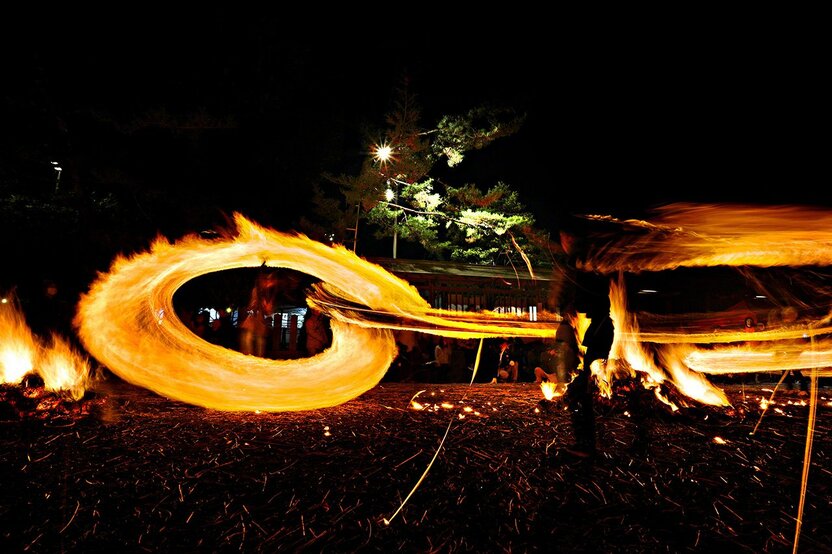El momento estelar del Tatsukuri Matsuri es el hifuri shinji (ritual de zarandear el fuego), que marca el punto álgido del romance entre la pareja de divinidades.
