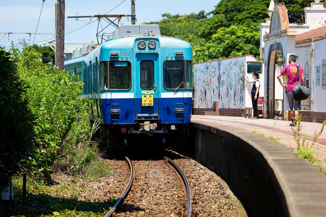 地中海風の駅舎が特徴的な犬吠埼駅には、銚子電鉄グッズが並ぶ売店もある
