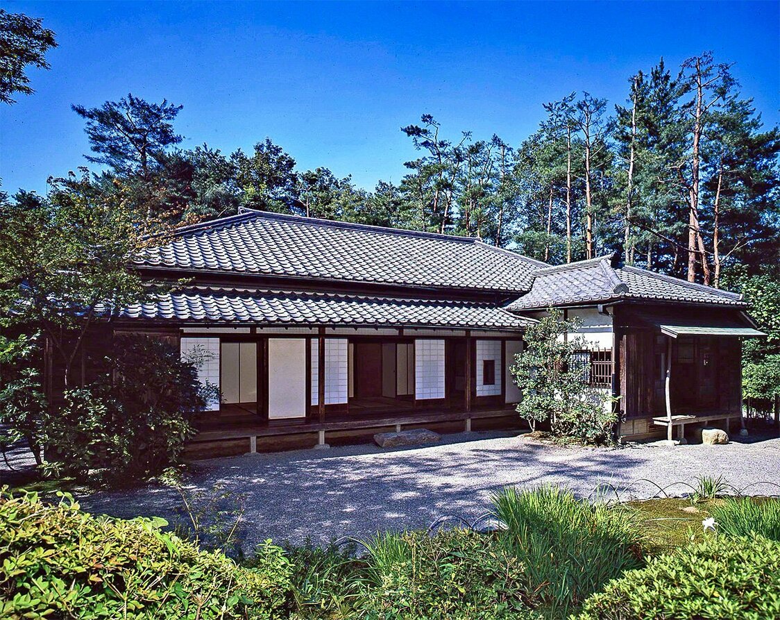 La vivienda construida originalmente en 1887 en Sendagi (distrito tokiota de Bunkyō) donde moraron, en épocas distintas, Mori Ōgai y Natsume Sōseki.