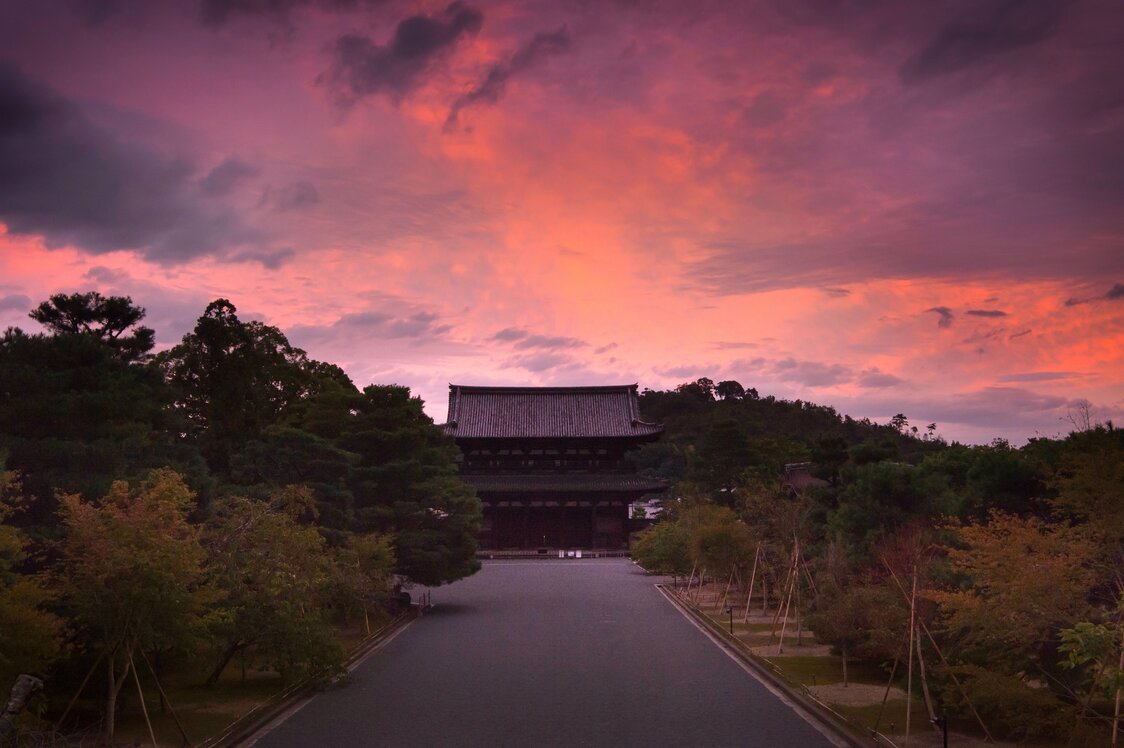 二王門が閉じられた、無人の仁和寺。夕日が染める境内を独り占めできる