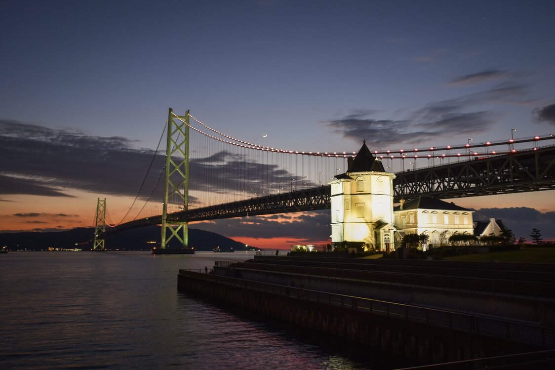 夕暮れの明石海峡大橋　写真提供：ひょうご観光本部