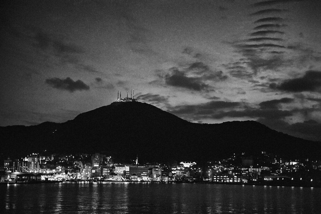 暮れなずむ函館山（2005）