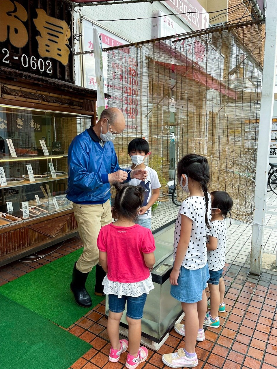 孩子们很喜欢鳗鱼爷爷