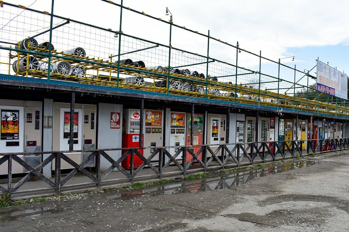 自販機マニアの情報交換の場にもなっている神奈川県相模原・中古タイヤ市場