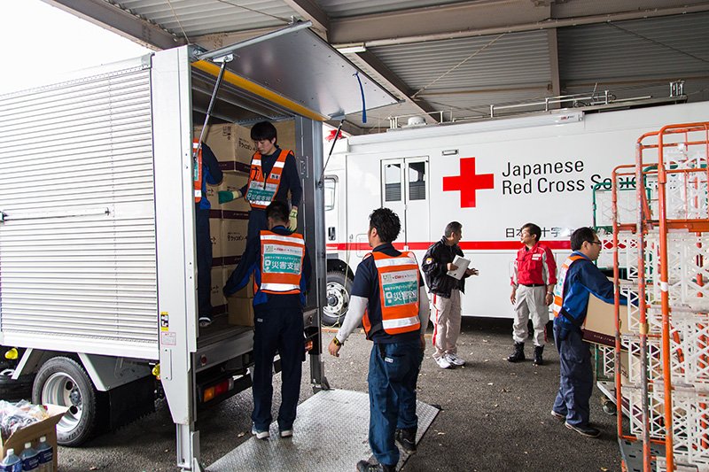 Llegada de los retretes Wrappon al Hospital de la Cruz Roja en Kumamoto, desde donde se envían a los refugios donde son necesarios.