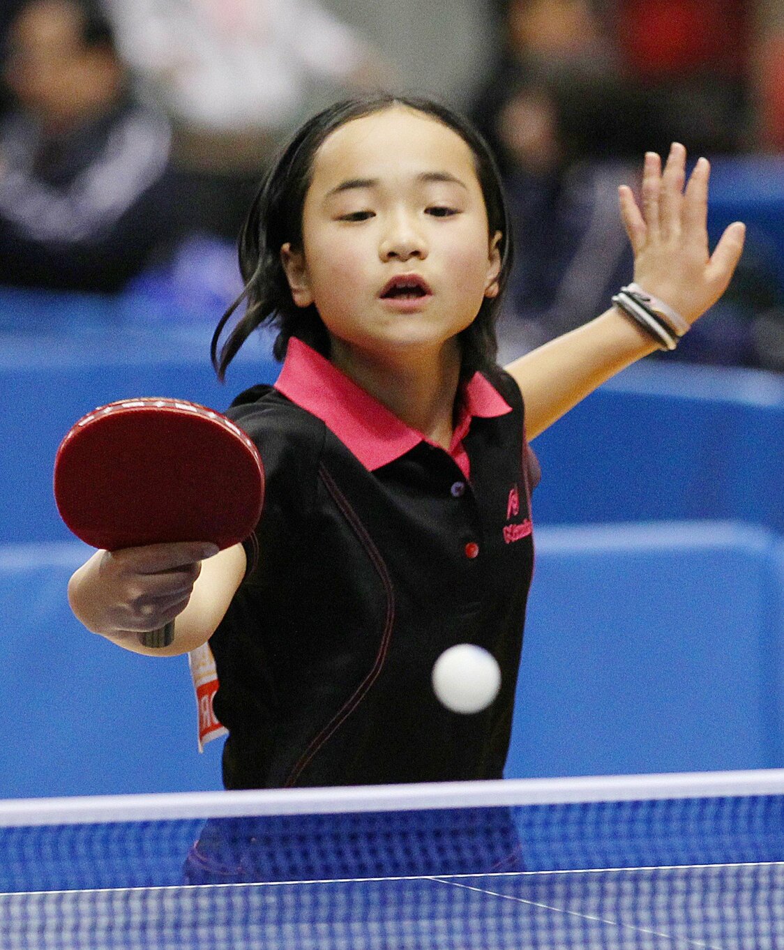 10歳2カ月で出場した全日本卓球選手権で初勝利を挙げ、福原愛の史上最年少勝利記録を塗り替えた（2011年1月19日、東京体育館）時事