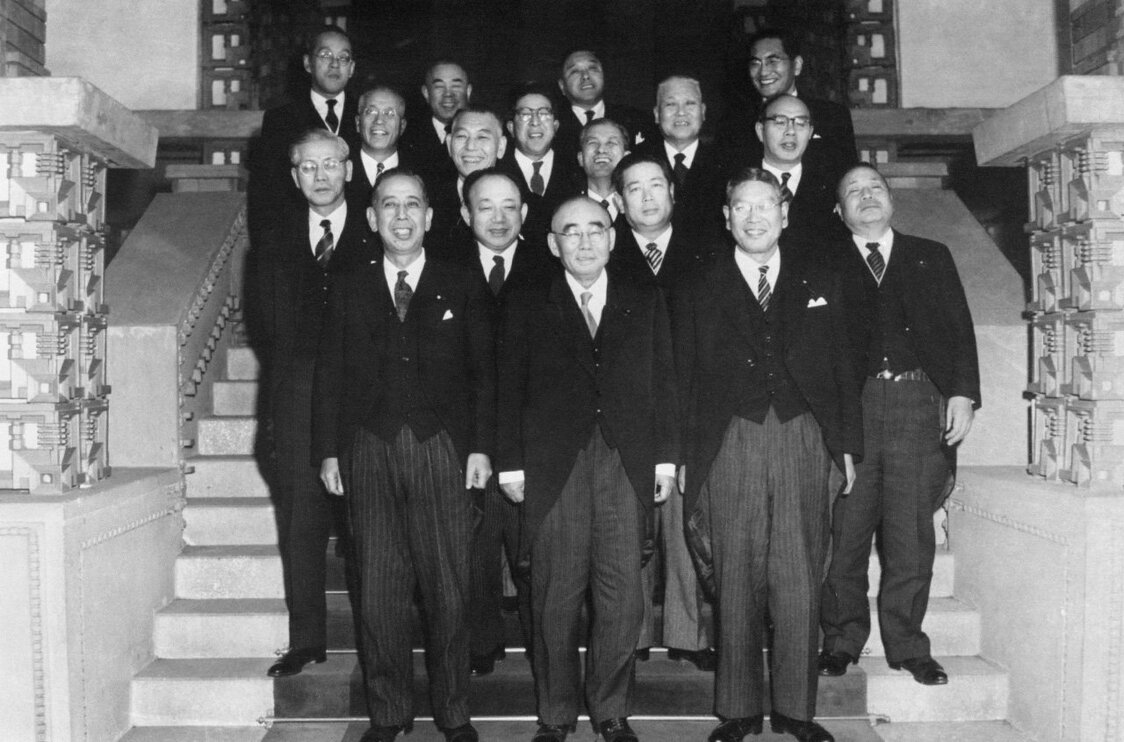 石橋湛山（前列中央）内閣成立、外相に岸信介（前列左）が入閣した（1956年12月23日、時事）
