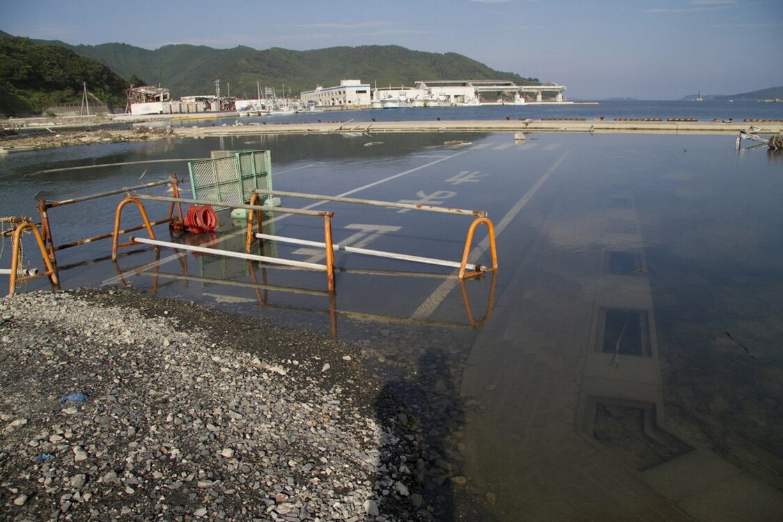港口周围的道路至今依然被水淹没