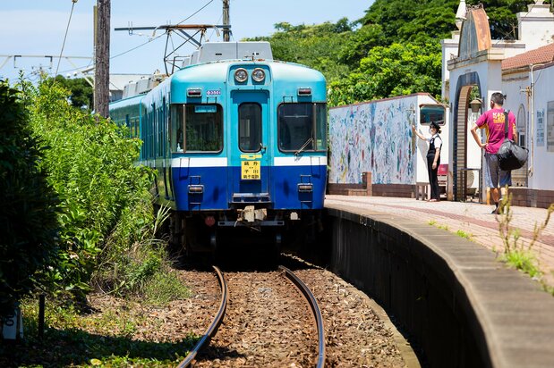 地中海風の駅舎が特徴的な犬吠埼駅には、銚子電鉄グッズが並ぶ売店もある