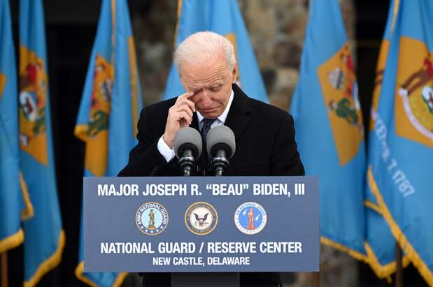 米東部デラウェア州ニューカッスルでの見送り行事で涙を流すバイデン新大統領(2021/1/19) AFP=時事