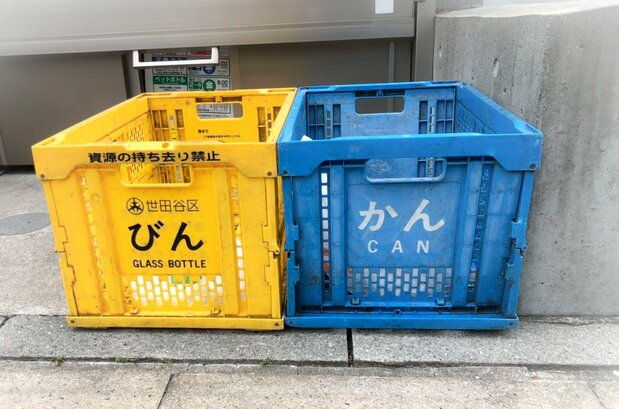 居民区内垃圾回收点的分类垃圾箱。分别用来放玻璃瓶(左)和罐子(右)(作者提供)