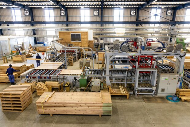 The factory employs 50 staff. (© Nippon.com)