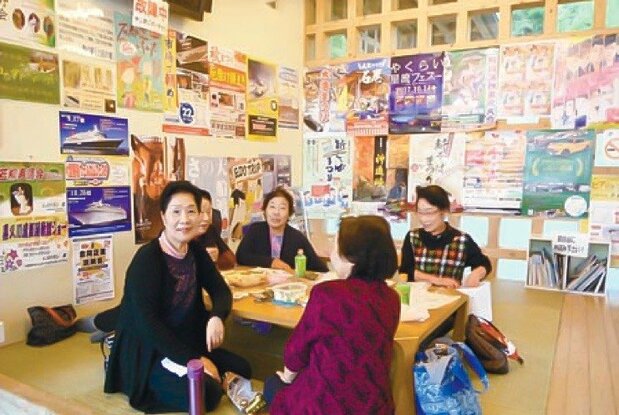 Seniors chatting in the waiting room at Michi no Eki Jōbon no Sato. (© NPO Hito to Michi Kenkyūkai)