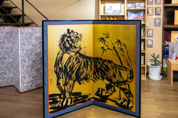 現代アーティストの作品を屏風に。参考展示だが、販売を希望されることもある