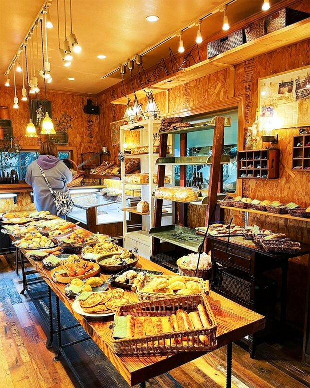 很小一间店铺,但却塞满了各种口味的面包