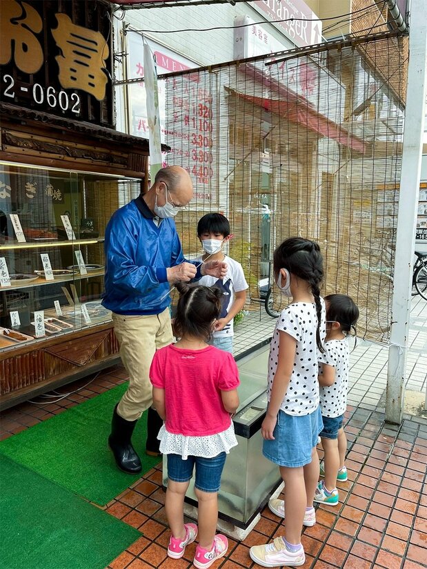 孩子们很喜欢鳗鱼爷爷