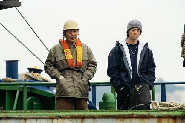 淳は祖父の代からのベテラン機関長・沖島(石橋蓮司)に胸の内を打ち明ける ©2022「冬薔薇(ふゆそうび)」FILM PARTNERS