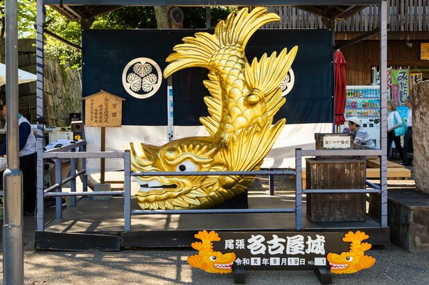 正門近くに置かれている記念撮影用の金シャチ