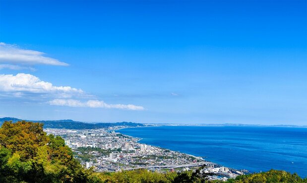Vue sur le Pacifique depuis le mont Kasagake (l’actuel mont Ishigaki) à Odawara. La « Véritable histoire des Tokugawa » (Tokugawa Jikki, 1809-49) suggère que Hideyoshi aurait recommandé à Ieyasu d’aller s’installer à Edo alors qu’il était en campagne sur le mont Kasagake, pendant le siège d’Odawara. (Pixta)
