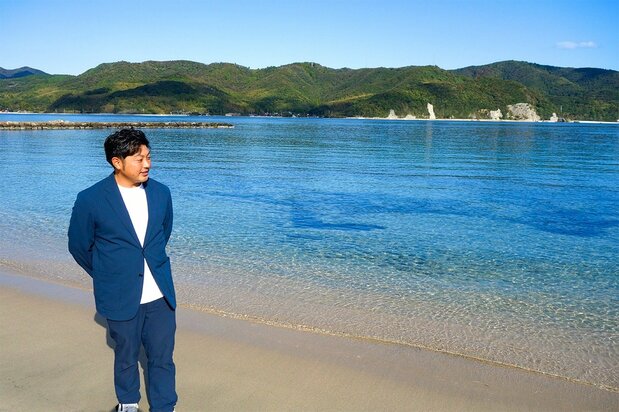 「海士町地域活性化企業人」の肩書を持つ夏川戸大智さんは、町とともに浜辺のグランピング事業を進めている(筆者撮影)