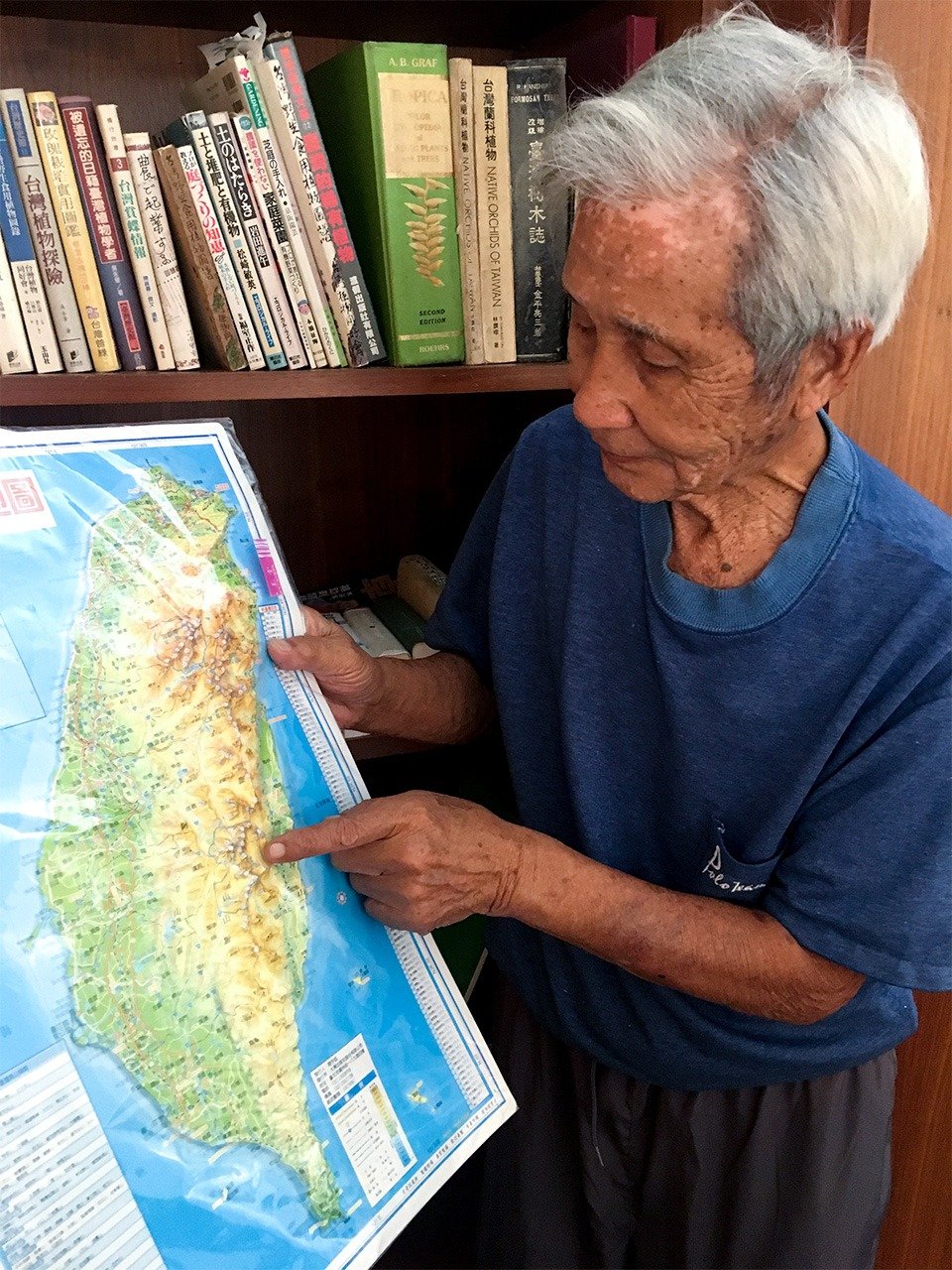台湾の立体地図を手に、中央山脈を指でなぞる陳俊郎さん（筆者提供）