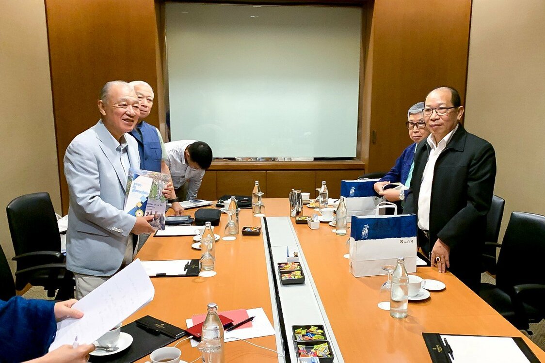 Sasakawa Yōhei in discussions with leaders of the Restoration Council of Shan State in Chiang Mai, Thailand, in June 2019. (Courtesy the Nippon Foundation)