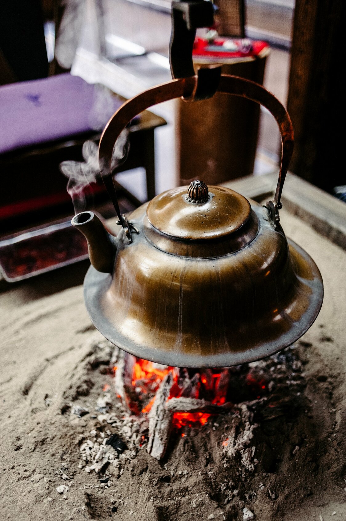 囲炉裏には年季の入った薬缶が