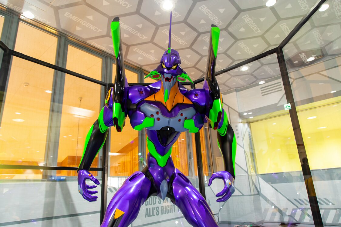 Una poderosa figura del EVA-01 ha aparecido en el vestíbulo de la estación de Tōgendai.