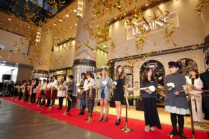 Grandes almacenes Lumine, Yūrakuchō Inaugurados el 28 de octubre de 2011 en el edificio Yūrakuchō Mullion, sus 107 establecimientos de moda, cosmética, menaje y hogar, alimentación, etc., están dirigidos a consumidores entre los veinte y los cuarenta. Se han convertido en el nuevo lugar de moda hasta el punto de haber recaudado 450 millones de yenes durante los tres primeros días de apertura, y de haber congregado a unos doscientos mil clientes.