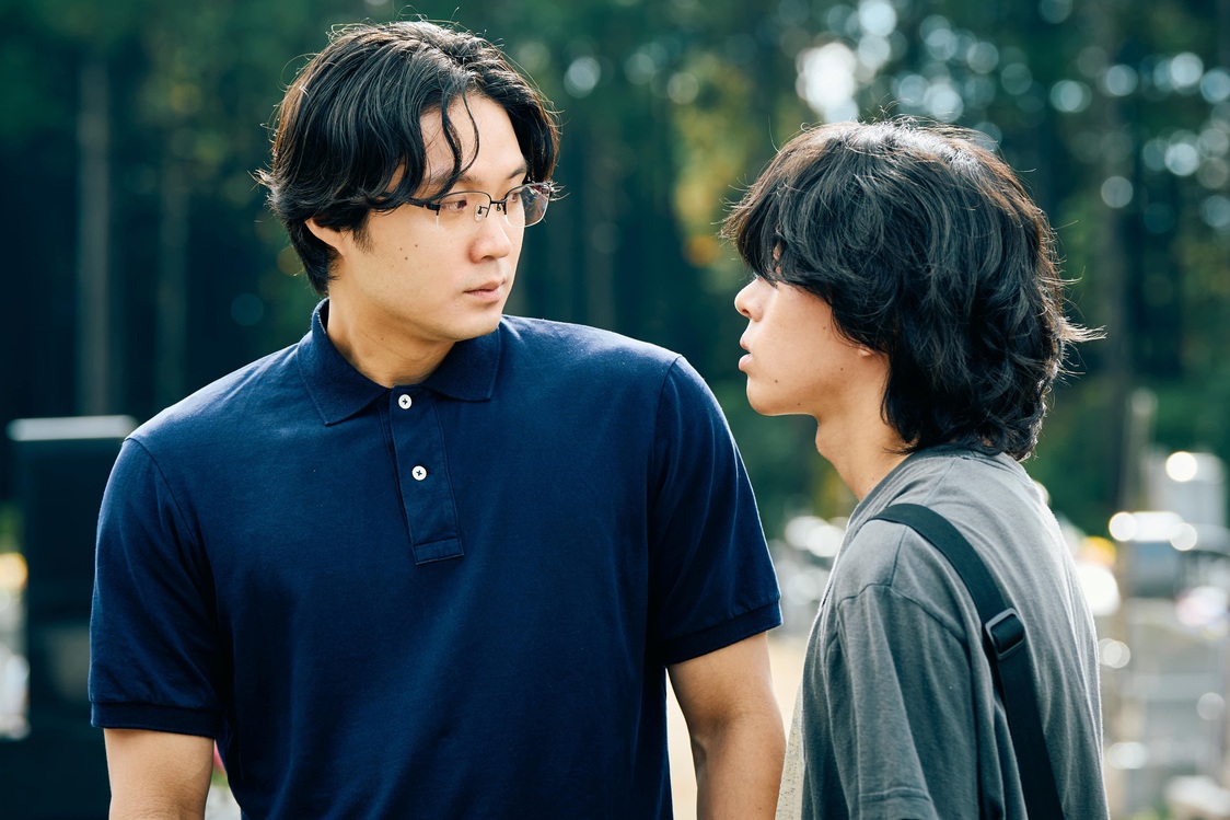 龍之介（磯村勇斗＝左）は火事以来15年ぶりに幼なじみの拓海と再会する　© 2026「mentor」製作委員会