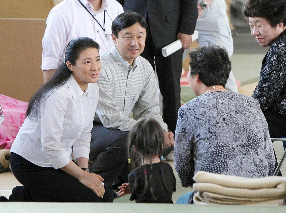 東日本大震災で、避難所を訪れて被災者に声をかけられる天皇、皇后両陛下（当時、皇太子ご夫妻）＝2011年6月、宮城県山元町（時事）