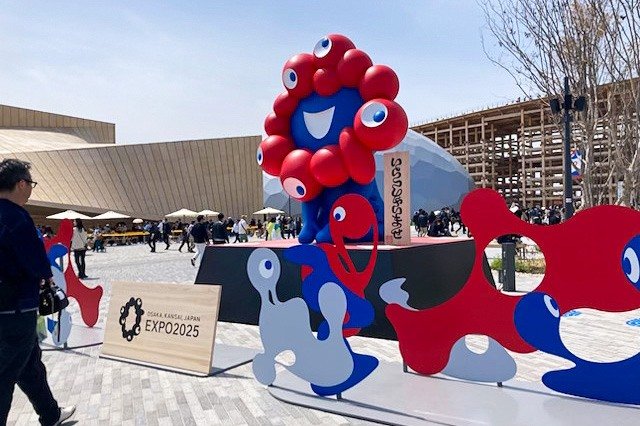 Prueba de uno de los eventos de la Expo Osaka-Kansai. La mascota Myaku-Myaku recibe a los visitantes - Yumeshima, distrito de Konohana, ciudad de Osaka, 5 de abril de 2025. (Fotografía del autor de la reseña)
