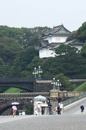 皇居の二重橋前周辺＝7月17日、東京都千代田区