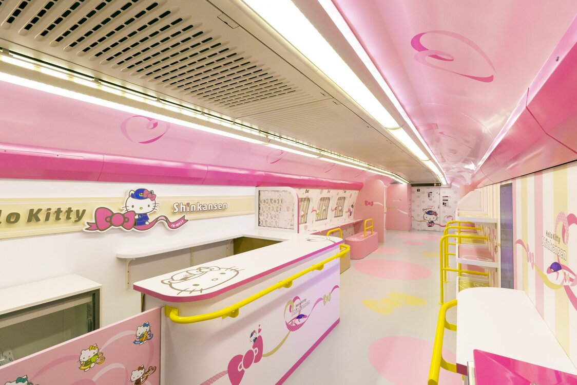1号車「HELLO! PLAZA」には展示スペースの他に、休憩コーナーもある