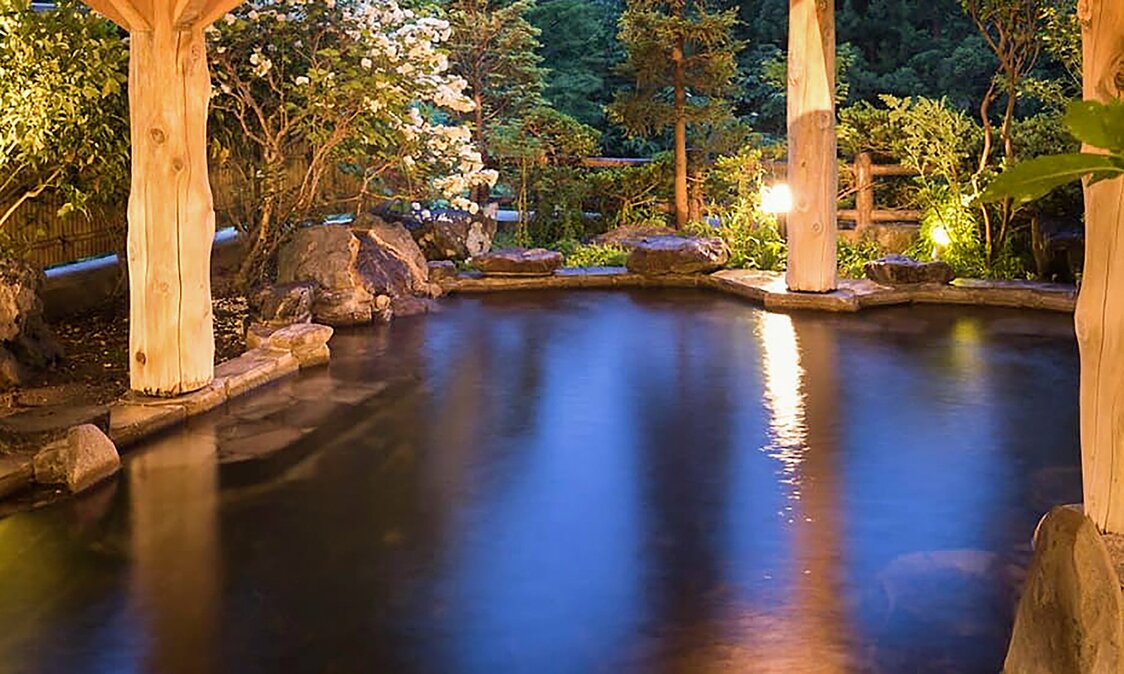 El baño al aire libre de Kōyōkan se ilumina por la noche y se convierte en un espacio fantástico. Fotografía cortesía de Hanamaki Onsen Co., Ltd.