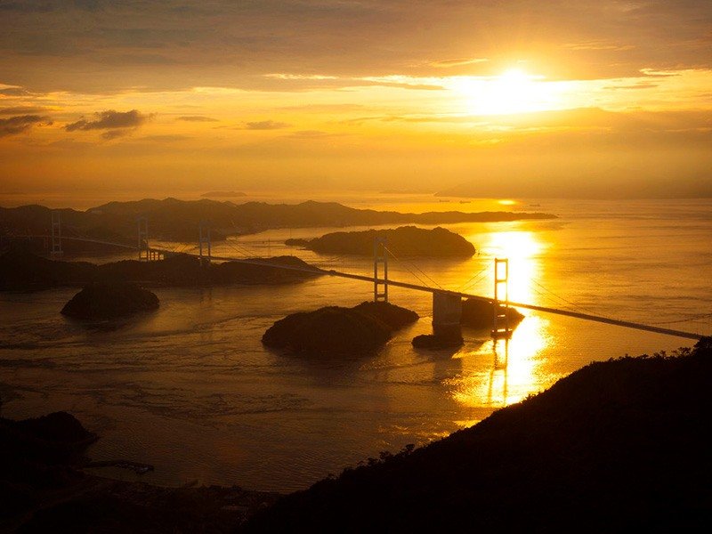 El primer puente colgante del mundo con tres secciones. Cruza las aguas del estrecho de Kurushima, conocido como una de las zonas marinas más peligrosas de Japón por la fuerza de sus mareas.